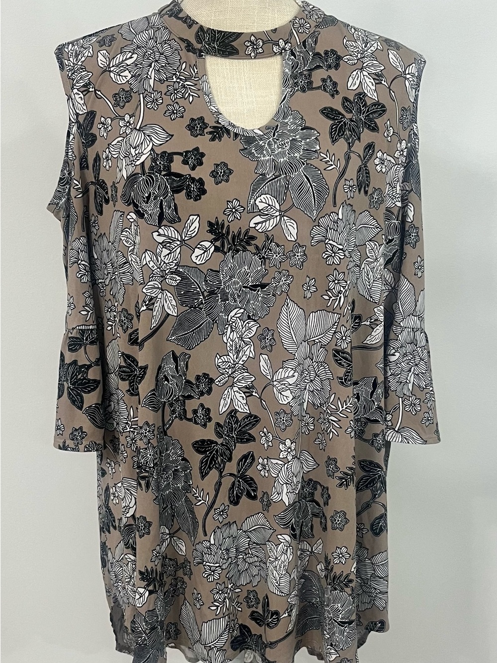 C. EST 1946 Women’s  Cold Shoulder Blouse - Size XL - EUC